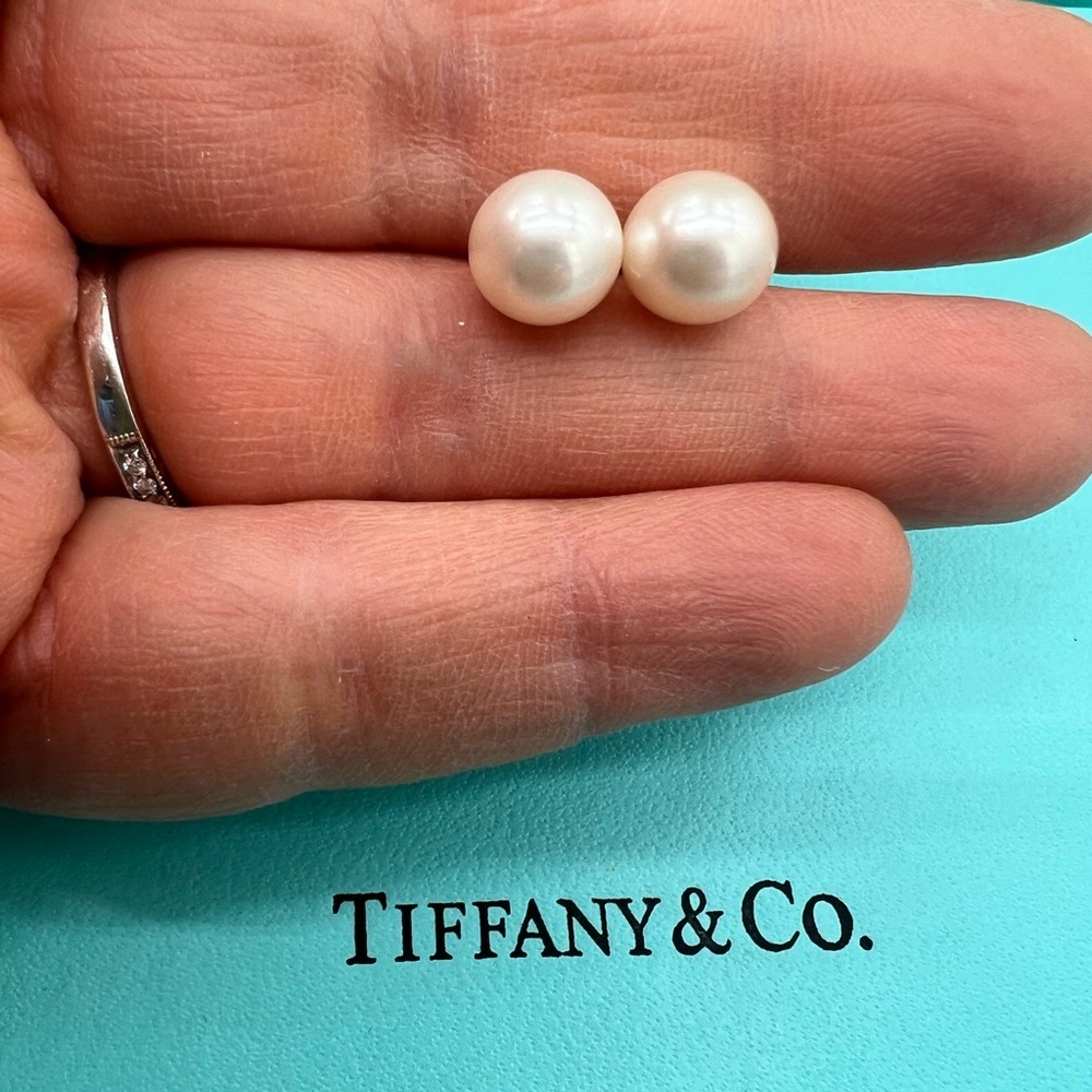 🔴Authentic TIFFANY & CO White Pearl 8-9mm Earrings🔴 - Picture 2 of 9